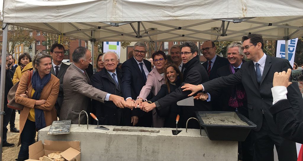 Les Maçons Parisiens à la première pierre à Meudon, chantier de La Pointe Trivaux